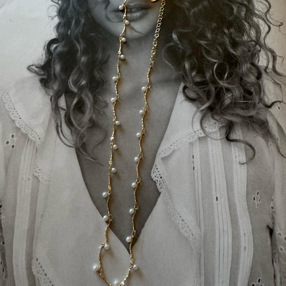 Elegant Gold and Pearl Necklace - Picture 3 of 3